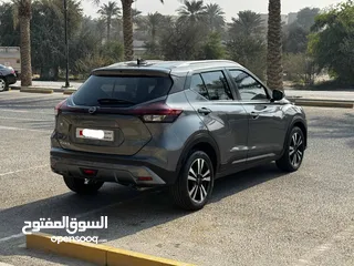  5 Nissan Kicks 2023 (Grey)