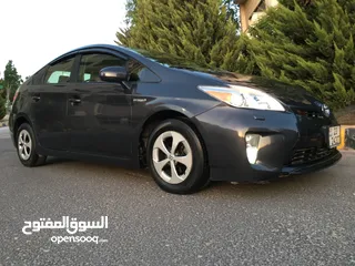  28 بريوس لون مميز وبحالة ممتازة ويوجد نيسان ليف 2015