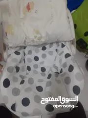  2 مقعد اطفال ماركا شبه جديد مع جيب لمستلزمات البيبي للبيع ثابت وهزاز