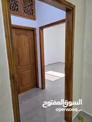  5 شقه للايجار السنوي جديده لم تسكن بعد والعماره جديده متوفر مصعد وكراج سياره