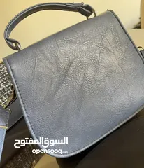  2 حقائب نسائية جديدة ومستعملة
