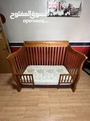  1 تخت طفل وطاولة غيار