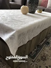  27 طاولة صالة بالون ابيض و خشبي مع تصميم يناسب جميع الديكورات يمتاز بسهولة التنظيف و يحتوي على خزانتين