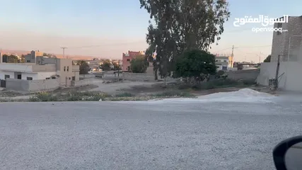  3 قطعة أرض لقطة وبسعر لقطة واجهة كبيرة في الموقر للبيع بسعر مغري جداً بسبب الحاجة من المالك مباشرة