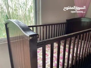  4 سرير خشب أطفال لون بني خشب من النوع الأصلي بحالة ممتازة من عمر صفر ل4 سنوات وآمن للطفل والأم