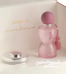  1 بكج جورجينا الفخم LAVERNE SENSE لمسة فخامة بأنوثة ناعمة المحتويات عطر وكريم ترطيب وعبوة حقيبة وردية