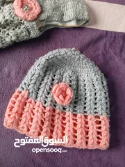  12 طقم كروشيه فاخر شغل يدوي 4 قطع: طاقية، جكيت قصير، فستان، كلكول.  لون سكني وزهري.