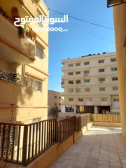  1 شقة للبيع في الزرقاء شبه طابق ارضي خمس درجات للطابق الاول موقع مميز، الله يطرح البركة لصاحب النصيب.