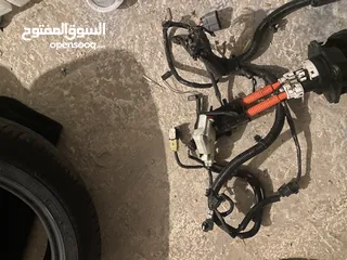  3 قطع نيسان ليف مستعمله مفكوكه عن واجهه متوفر مدخل شاحن سريع وبطئ مع ومبرد أمريكي  مانور المروحه