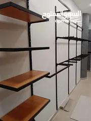  2 رفوف خشب ستاندات وتعاليق محل اواعي كميه وبنص السعر المعني يتواصل