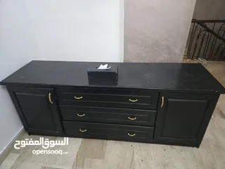  9 طقم كنب 7 مقاعد و طقم سفرة 8 مقاعد مع درسوار خشب تفصيل بحالة ممتازة