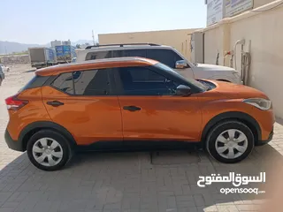  2 Nissan kicks 2018 hatchbak