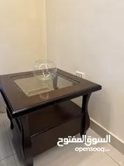  7 صالون قعدة كامل لون اخضر كامل من جميع الاتجاهات يحتوي على كنب ومفردات وطاولات وبرداي وسجادتين وطاولة