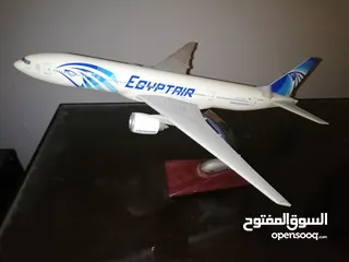 1 نموذج معدنى لطائرة إحدى شركات الطيران العالمية ويصلح لشركات السياحة