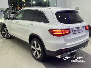  3 مرسيدس GLC 300 2019 فورويل قابلة للتمويل بحادث جداً جداً بسيط