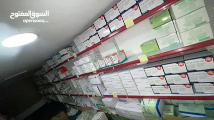  2 محل مستلزمات طبية وكوزمتكس واكسسوارات للبيع