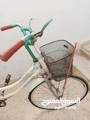  4 بسكليت سبق للبيع البسكليت ممتاز جنط 27 عليه قاعدة بتحمل البسكليت وعليه سلة وعليه ضواو بتركبو عل بلف