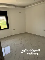  19 شقة طابق اخير مع روف/ مساحة 205م/ شفا بدران/ ترس واسع و مطل على شارعين/ صرف صحي واصل