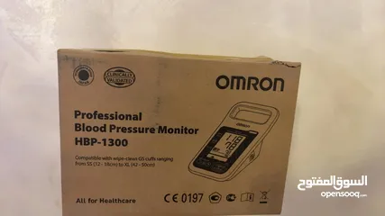  1 جهاز قياس الضغط الدم Omron HBP-1300 هو جهاز احترافي مصمم للأستخدام في العيادات او المنزل ويتميز