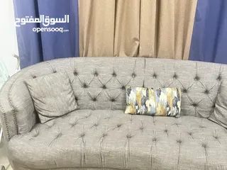  4 كنبات مستعملة من هوم سنتر للبيع ب 90 غير قابل للتفاوض