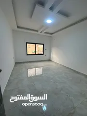  7 شقه للبيع 180م طابق اول المقابلين/حي ابو راغب