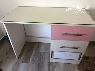  1 مكتب بحالة جيدة وعليه لوح زجاج