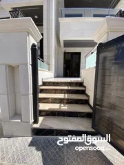  2 شقة ارضية مميزة جدا 185 متر داخلي و خارجي 200 متر مع كراج خاص و 3 مداخل للشقة