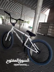  2 دراجه هوائية من نوع bmx عليها قطع stln و ahadow