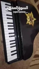  2 بعد ذكر الله والصلاة والسلام على رسول الله بيانو حجم وسط 10 اصوات بطاريه ما بتتغير بشحن تلقائي بنفسه