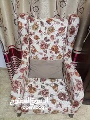  5 طقمين كنب كل طقم 7 مقاعد وبرداي 3 قطع وديكور شاشه وطاولات وسط