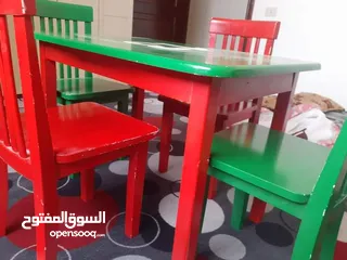  2 طاولة للاطفال مع 4 كراسي تفصيل استعمال بسيط