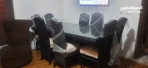  1 طاولة سفره شبه جديده 8 كراسي مع زجاجه للوجه  قابله للتفاوض لايوجد اي كسر