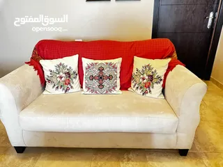  9 طقم كنب 7 مقاعد لون بيج بحالة جيدة السعر قابل للتفاوض.