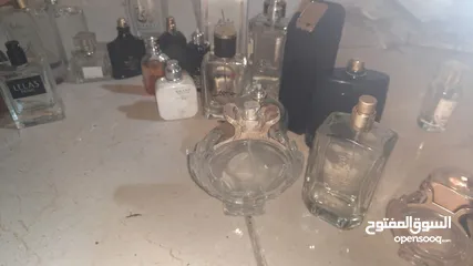  3 زجاجات عطور فاضيه اكق انواعهم فرنسي وخليجي موجود تقريبا 80, علبه