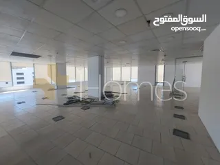  2 مكتب طابق ثامن باطلالة زجاجية للايجار في وادي صقرة بمساحة بناء 300م