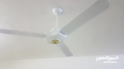  2 مراوح سقف بحالة ممتازة مع مفتاح التحكم للبيع