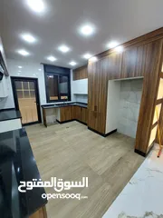  10 .. شقة فارغه فاخره للإيجار ..