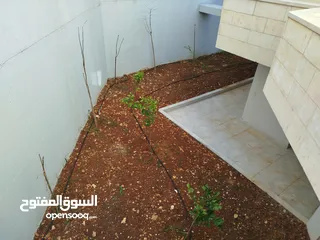  8 شقه مع حديقه للبيع