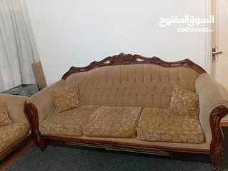  2 طقم كنب مستعمل بحالة جيدة للبيع بداعي السفر