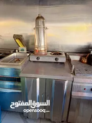  24 مطعم متنقل (FOOD TRUCK) مع كامل معداته للبيع