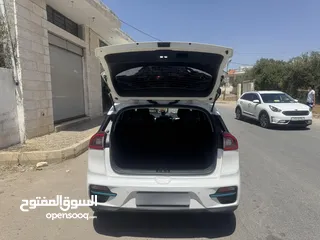  6 للبيع  Kia nero ev 2021  السيارة فل كامل مع فتحة ..............................