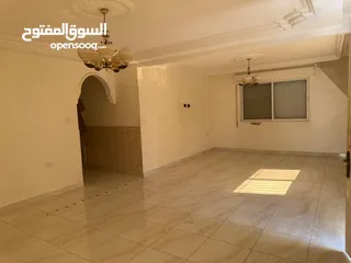  3 شقه ارضيه قرب التعليم العالي للايجار