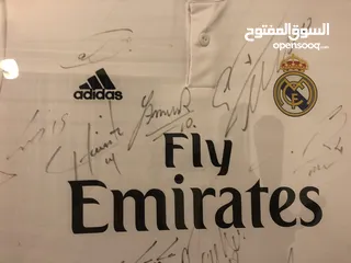  2 قميص ريال مدريد موقع من كل 17 لاعب من فريق ريال مدريد الأساسين فى  تاريخ2018/12/22 فى دبي.