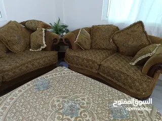  7 طقم كنب مستعمل بحالة الجديد خليجي مع طقم طاولات وسط