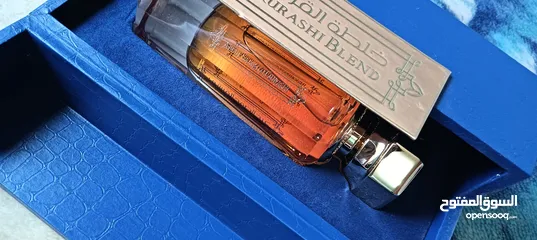  8 عطر خلطه القرشي جديد90مل للرجال والنساء  مع ستاند خشب لون ازرق