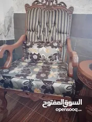  8 غرفة جلوس مع ثلاث طاولات واحدة كبيرة في الوسط واثنتين وسط مع طاولة كزاز كبيرة وكرسيين خشب