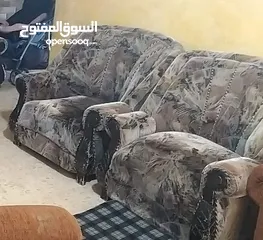  3 مكتب مع كنبتين مع استناند احترافي واناره للبيع بسعر حرررق