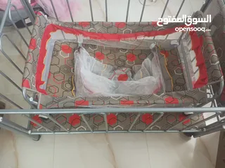  4 تخت عدد 2تخت صغير وتتخت كبير  وناموسيه بصلاه ع النبي بجنن مشاء الله