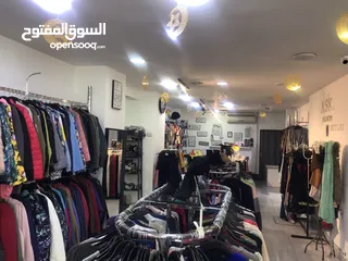  4 محل ملابس للبيع