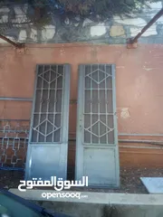  1 باب حديد ظرفتين 60سم×60سم بارتفاع 192سم بدون حلق السعر 65 دينار نهائي لعدم الاحراج احسن من التفصيل